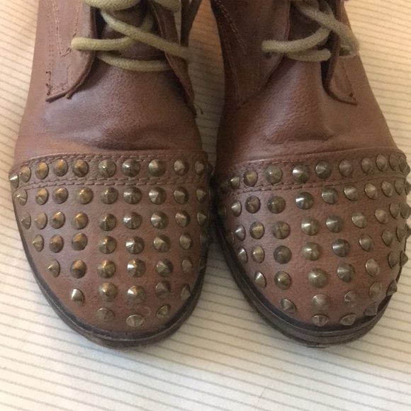 Breckelle’s tan studded leather boots, size 8 - Picture 3 of 6
